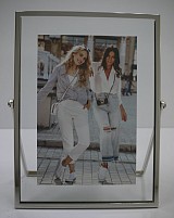 Κορνίζα Γυάλινη Με Ασημί Μεταλλικό Πλαίσιο 13x18cm