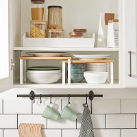 SONGMICS Ραφιέρα Μπαχαρικών Κουζίνας – Σετ 2 Τεμαχίων, Επεκτεινόμενη & Στοιβαζόμενη, Μεταλλική με Μπαμπού, Λευκή/Φυσική KCS02NW